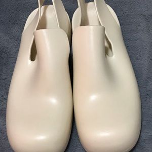 NEW round toe rubber sling back